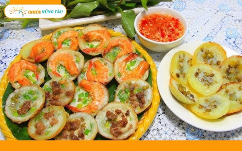 Chi tiết quá trình đổ bánh khọt trong khuôn, có tôm tươi và hành lá xanh