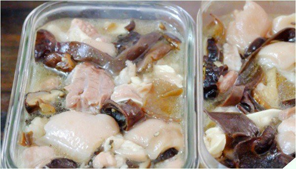 Chia thịt nấu đông vào từng bát nhỏ vừa ăn