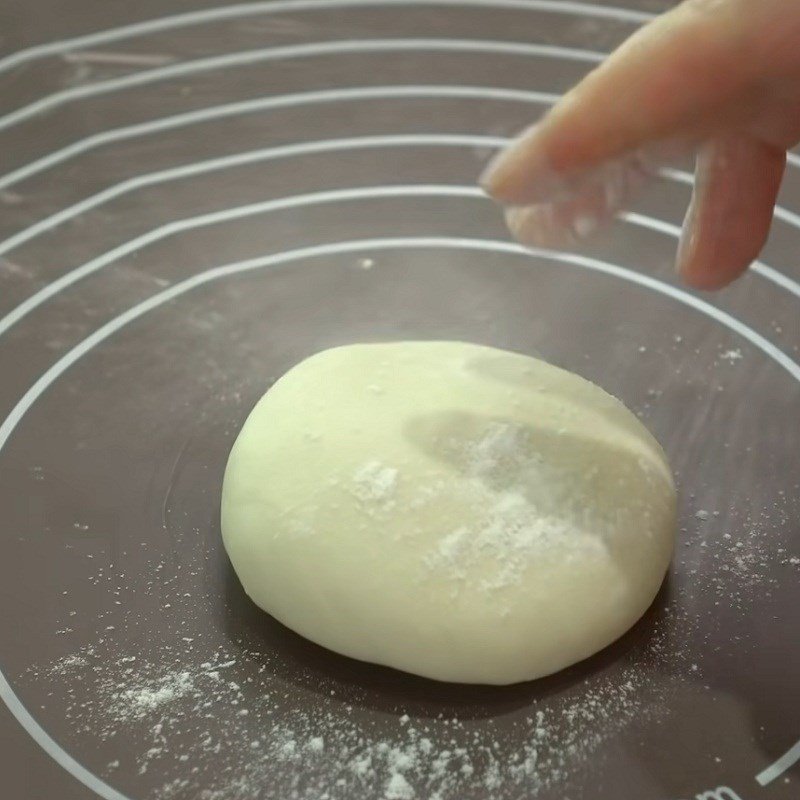 Chia và vo tròn các phần bột chuẩn bị cán vỏ bánh tortilla