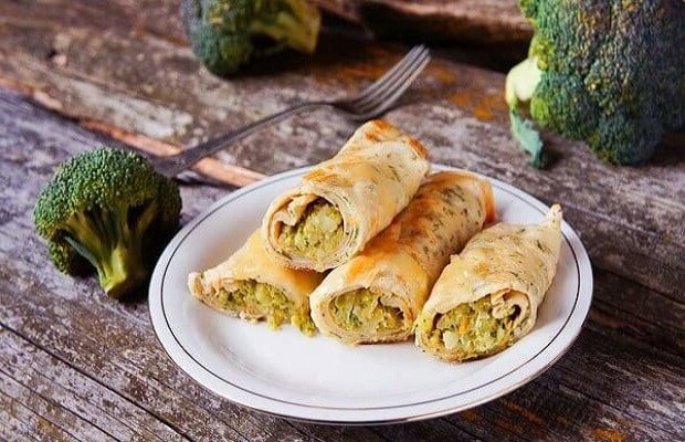 Chiếc bánh crepe mặn thơm ngon với nhân thịt và rau củ tươi
