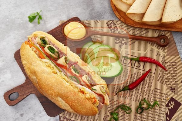Chiếc bánh mì pate thơm ngon, đầy ắp topping và nước sốt bánh mì pate