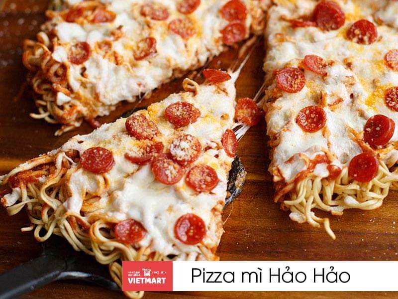 Chiếc Pizza mì Hảo Hảo với lớp đế giòn tan