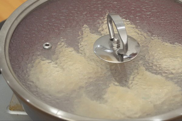 Chiên áp chảo sủi cảo tôm thịt nước để có lớp vỏ giòn rụm.