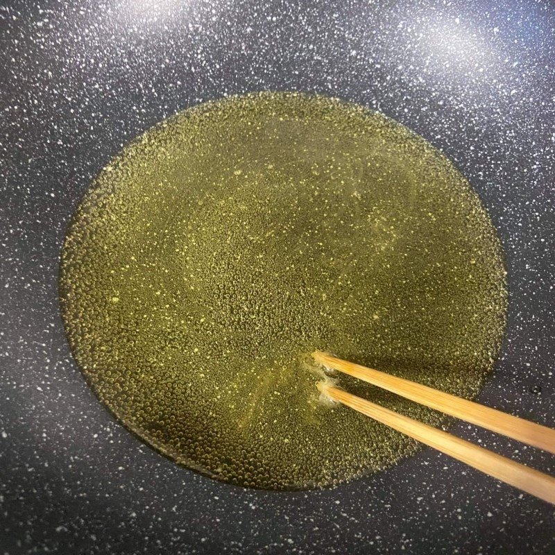 Chiên bánh bột mì nhân đường trên chảo dầu nóng