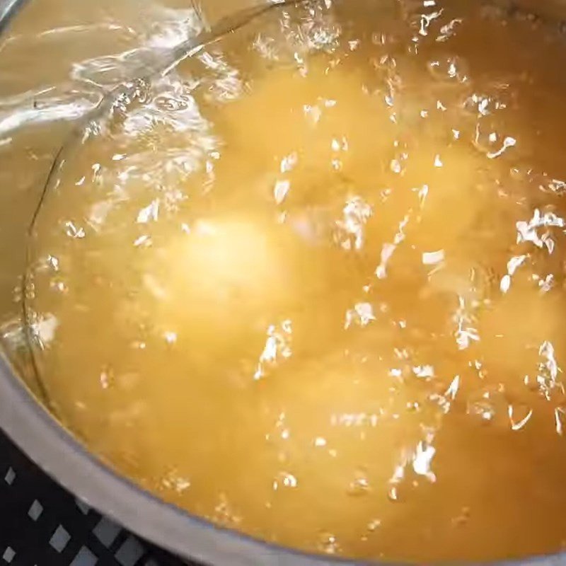 Chiên bánh khoai tây sữa tươi trong dầu nóng cho vàng đều