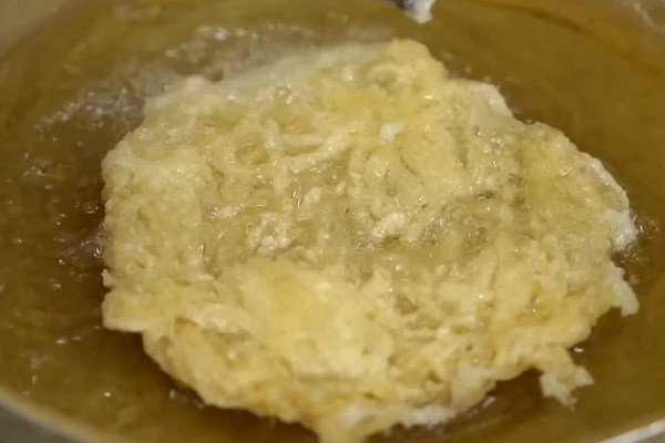 Chiên bánh phở vàng giòn cho món phở xào bò giòn rụm