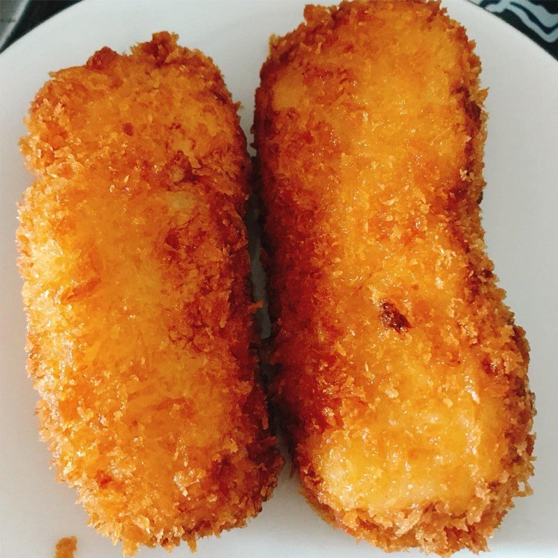 Chiên bánh sữa tươi chiên đến khi vàng giòn đẹp mắt