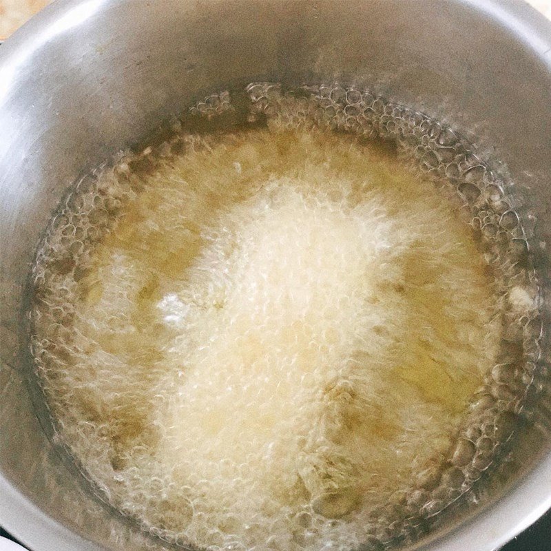 Chiên bánh sữa vàng đều trên chảo dầu nóng