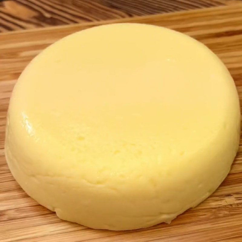 Chiên bánh sữa với trứng trên chảo dầu