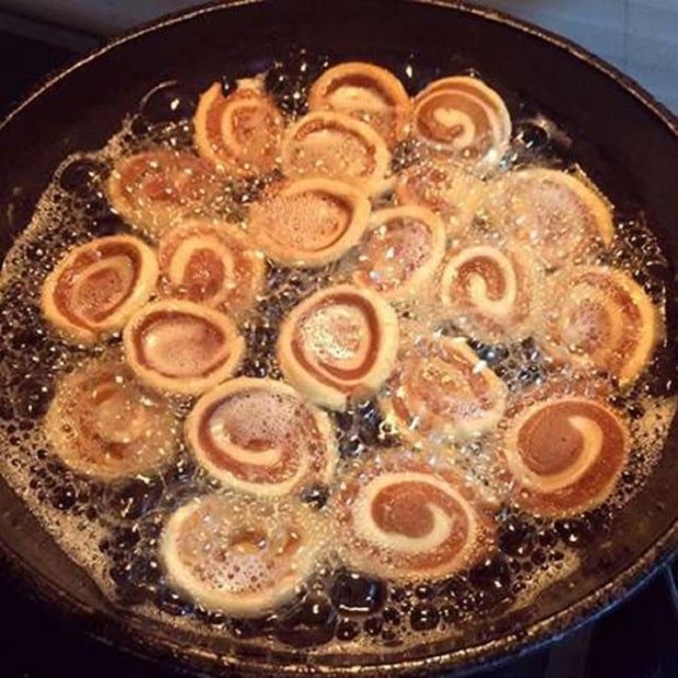 chiên bánh tai heo giòn vàng