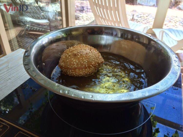 Chiên bánh tiêu vàng đều trên chảo dầu nóng