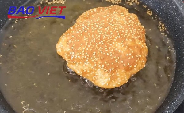 Chiên bánh tiêu vàng giòn hấp dẫn và nở phồng