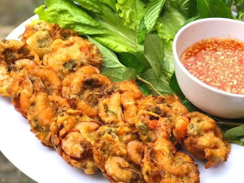 Chiên bánh tôm giòn rụm trong chảo dầu nóng