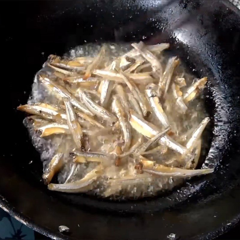 Chiên cá cơm khô vàng giòn đều các mặt