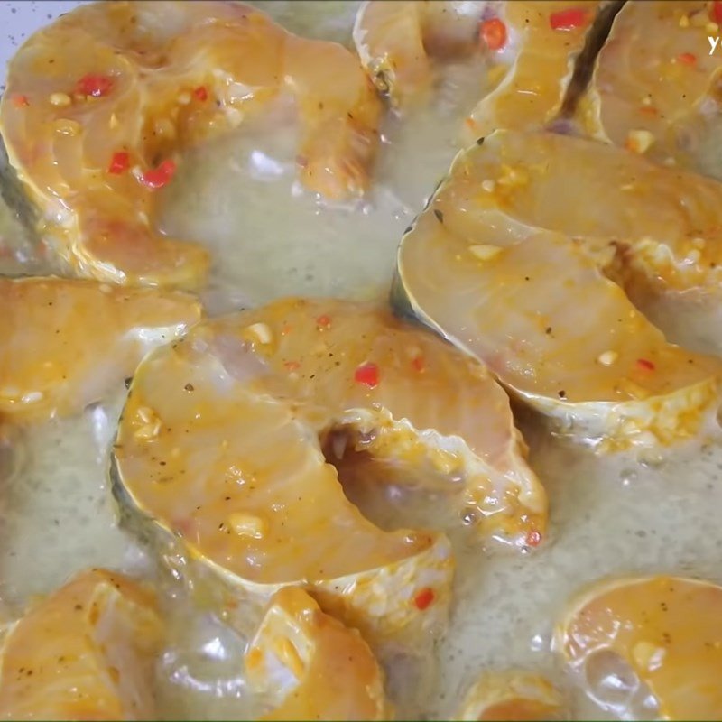 Chiên cá lóc vàng giòn cho món bún cá lóc