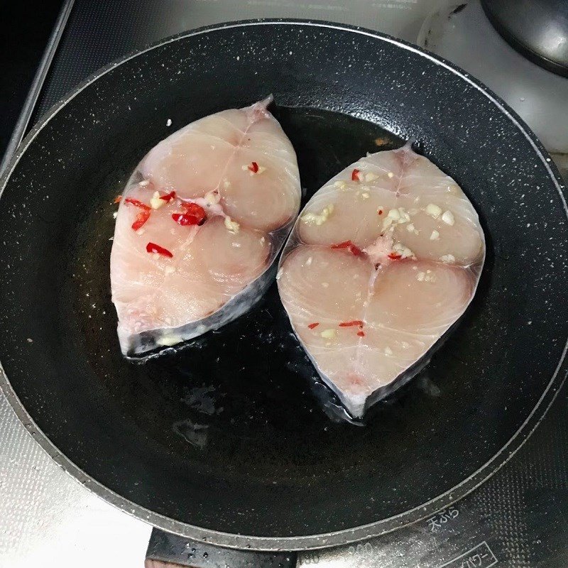 Chiên cá thu vàng đều hai mặt trên chảo nóng