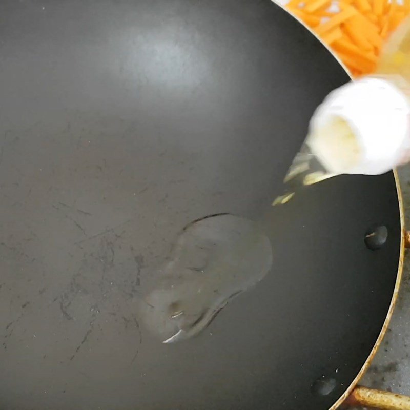 Chiên đậu hũ vàng giòn trên chảo để tăng hương vị cho đậu que xào chay