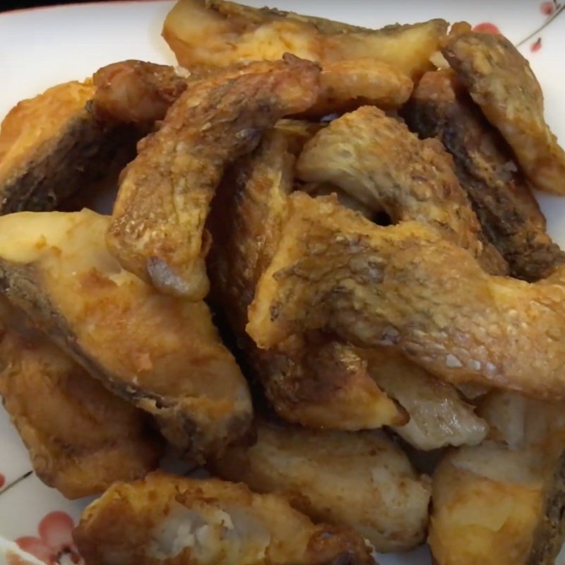 Chiên giòn cá rô cho món bún cá rô miền Bắc