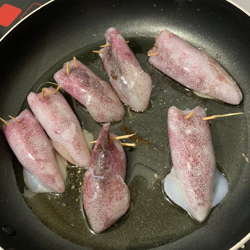 Chiên mực nhồi trên chảo