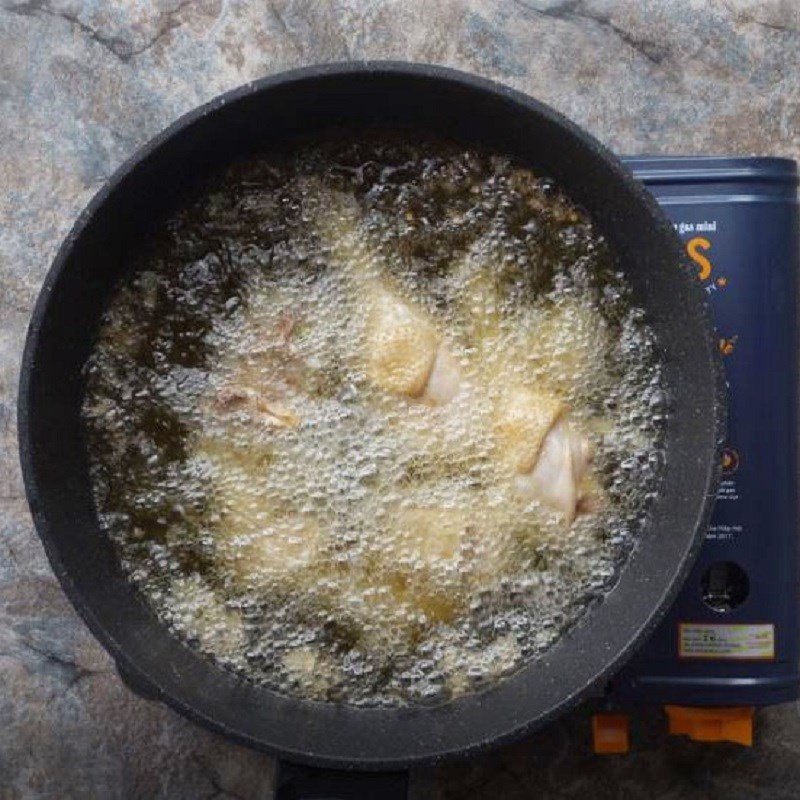 Chiên sơ gà cho món gà ớt xiêm xanh