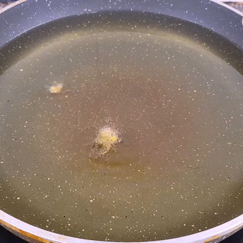 Chiên thịt ba chỉ trong chảo dầu nóng vàng đều