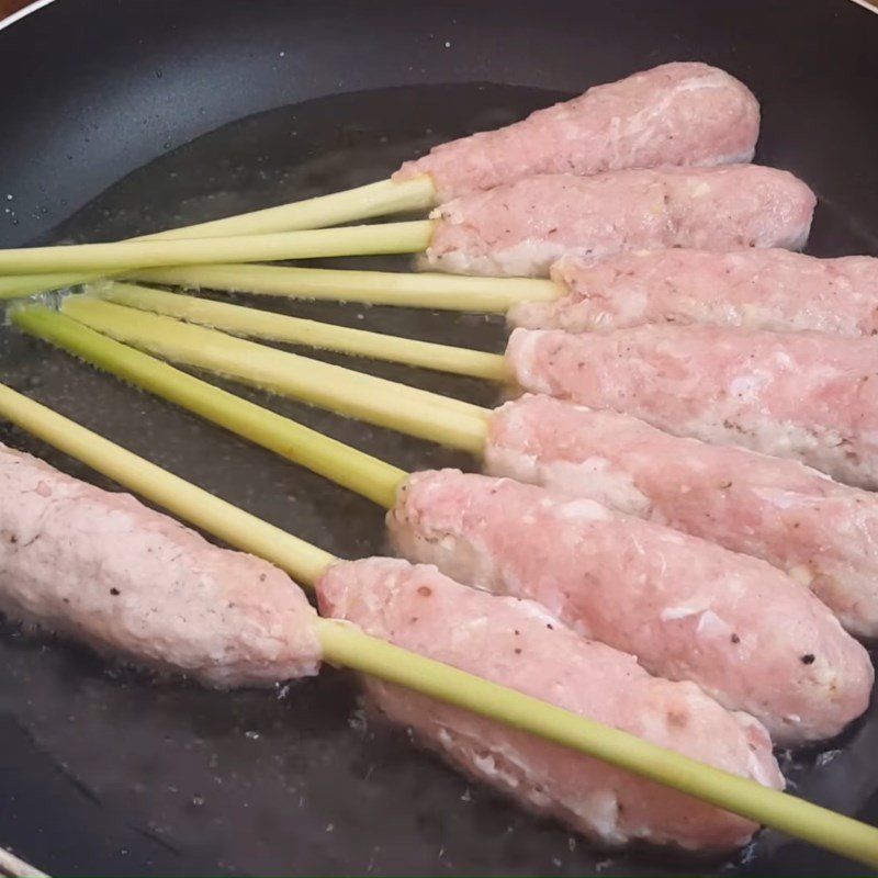 Chiên thịt bọc sả trên chảo dầu nóng