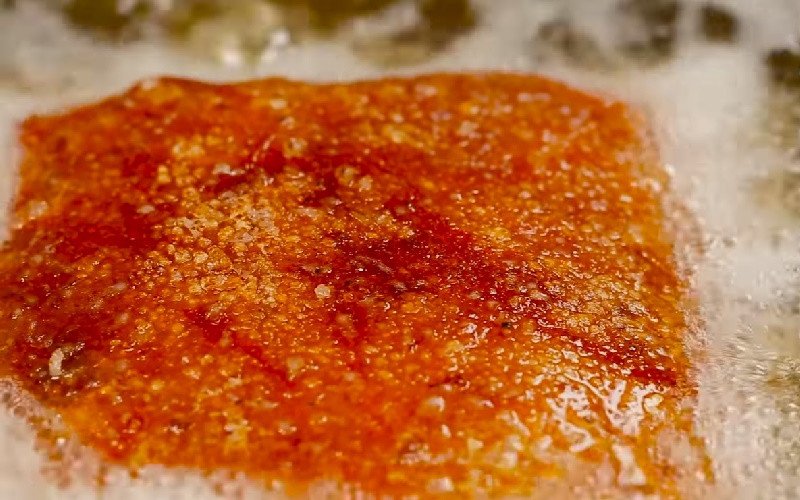 Chiên thịt heo vàng giòn cho món bánh tráng cuốn thịt heo