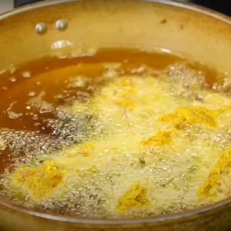 Chiên thịt riềng sả vàng giòn