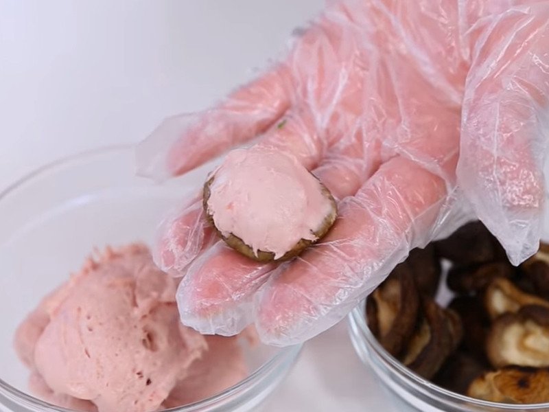 Chiên trứng cút và tạo hình mọc nấm hương