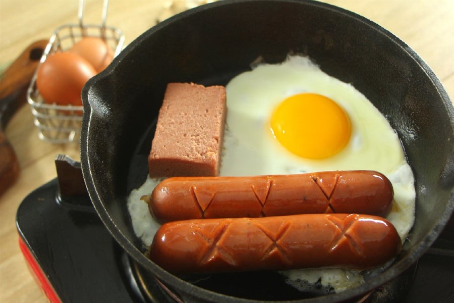 Chiên trứng ốp la và xúc xích vàng giòn cho bánh mì chảo
