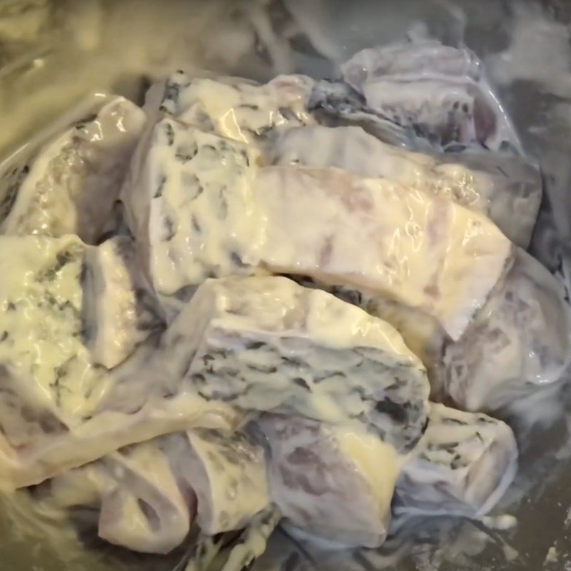 Chiên từng miếng cá rô phi trong chảo dầu nóng