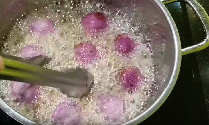 Chiên vàng đều bánh khoai môn lệ phố trong chảo ngập dầu