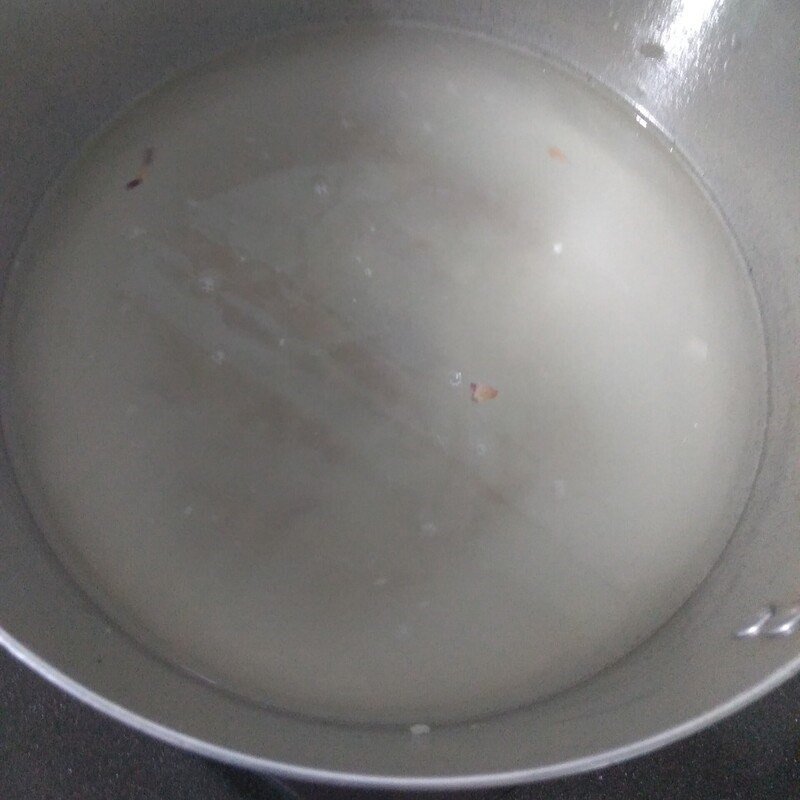 Cho bắp cải vào nồi canh đang sôi