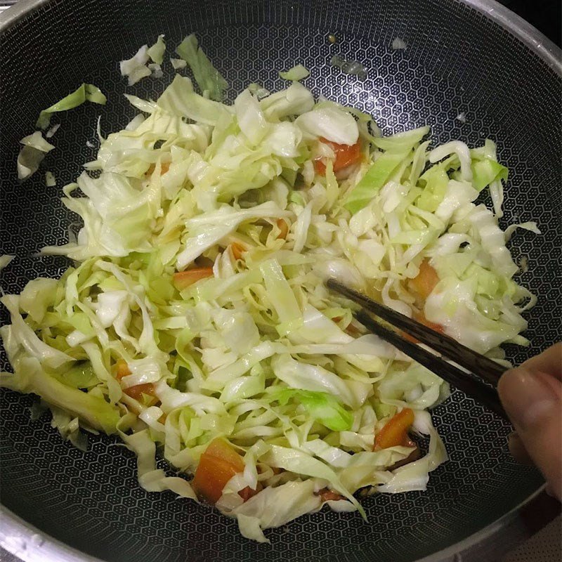 Cho bắp cải vào xào