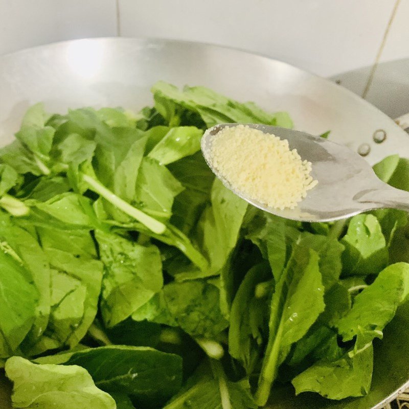 Cho cải ngọt vào chảo xào đều