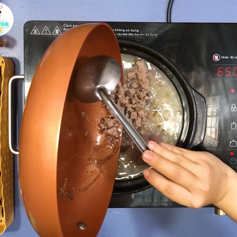 Cho chim bồ câu và thịt băm đã xào vào nồi cháo, tiếp tục nấu trên lửa nhỏ