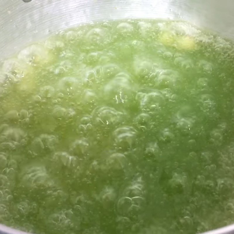 Cho cốm dẹp vào nồi chè cốm hạt sen, khuấy nhẹ để cốm không bị nát