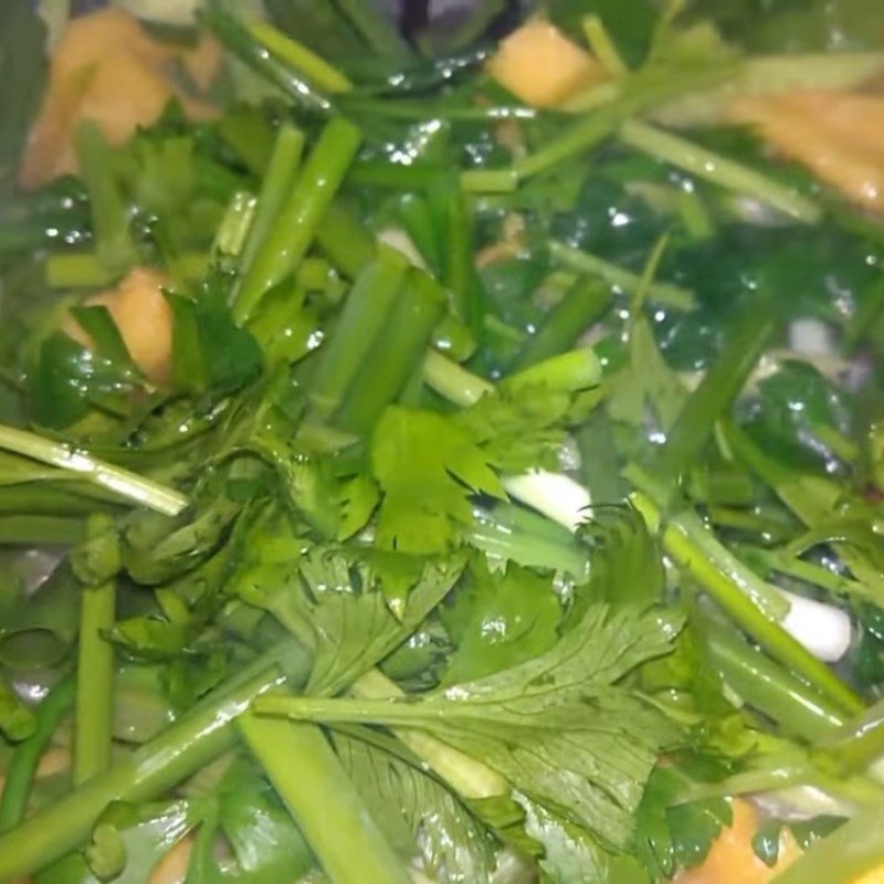 Cho hành lá và cần tây vào xào cùng rau củ