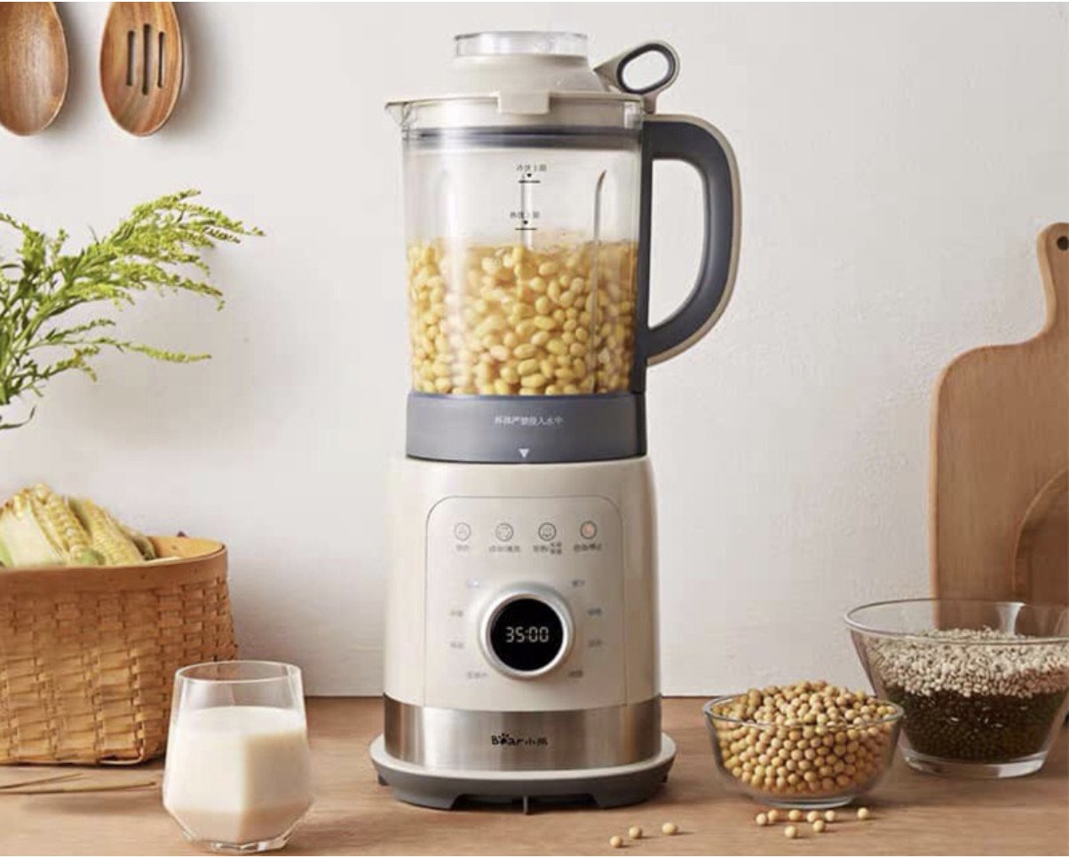 Cho hạt vào máy làm sữa hạt