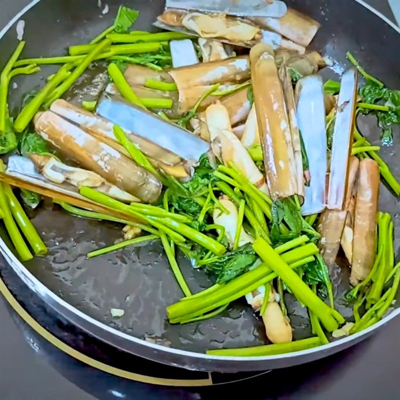 Cho mì gói đã trụng vào chảo xào cùng ốc móng tay