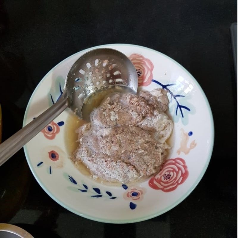 Cho mướp vào nồi canh cua đang sôi