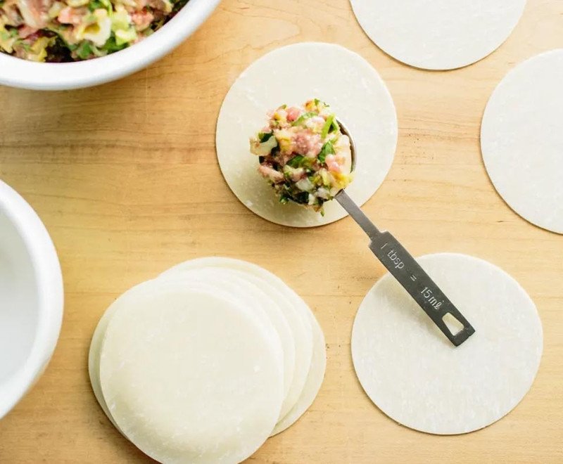 Cho nhân vào vỏ há cảo nhân thịt heo