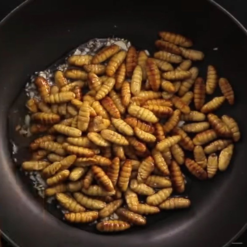 Cho nhộng ong đã ướp vào chảo tỏi phi thơm