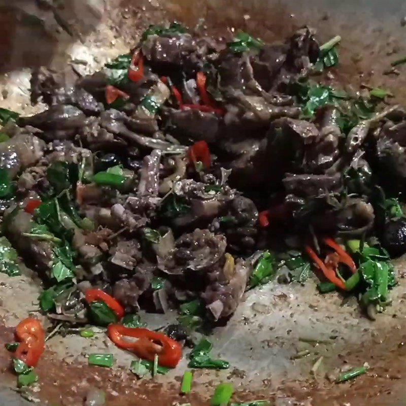 Cho rau răm và ngò gai vào cuối cùng để giữ độ tươi và hương thơm cho món chim câu xào hành răm.