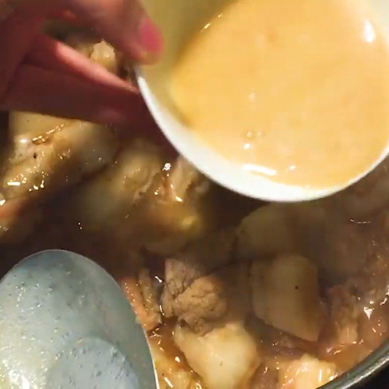 Cho trứng đã luộc vào nồi thịt hộp kho