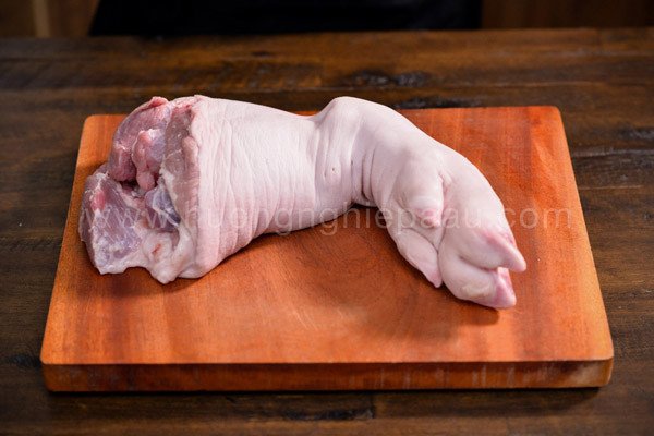 Chọn giò heo tươi ngon cho món bún
