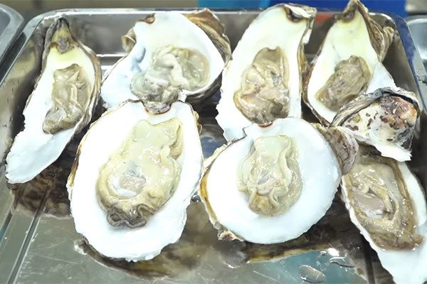 Chọn hàu tươi ngon