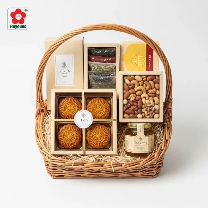 Chọn một sản phẩm lớn làm điểm nhấn trong giỏ quà bánh kẹo