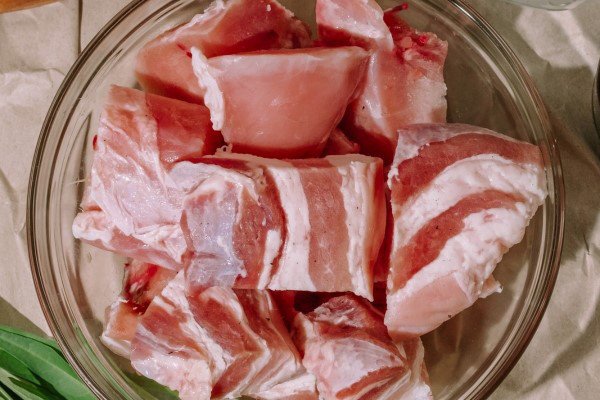 Chọn mua thịt heo tươi ngon để nấu món kho tiêu