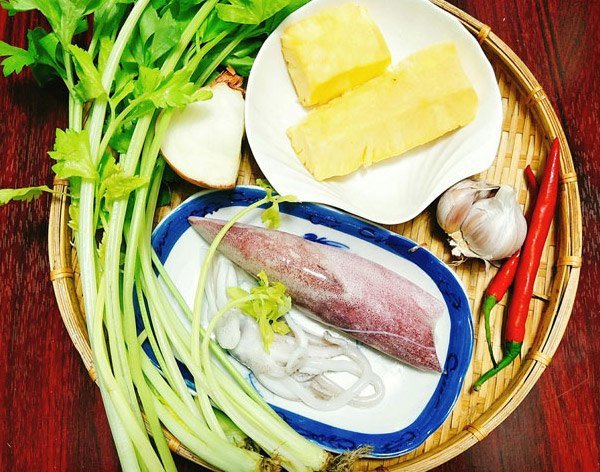 Chọn mực tươi giòn rụm cho món mực xào cần tây cà chua dứa